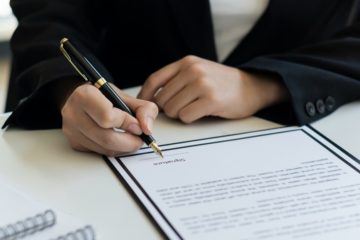 Un homme d'affaires se prépare à signer une lettre commerciale officielle.